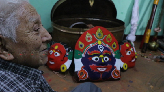 इन्द्रजात्रामा देखाइने हल्चोक भैरव नाचको मुखौटो सिँगार्न व्यस्त चित्रकार (तस्बिर/भिडियो)